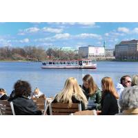 1750_1700 Frühlingstag in Hamburg - die Hamburger und Hamburg Touristen sitzen an der Binnenalster. | 